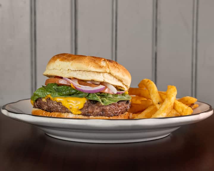 Cheeseburger w/ French Fries